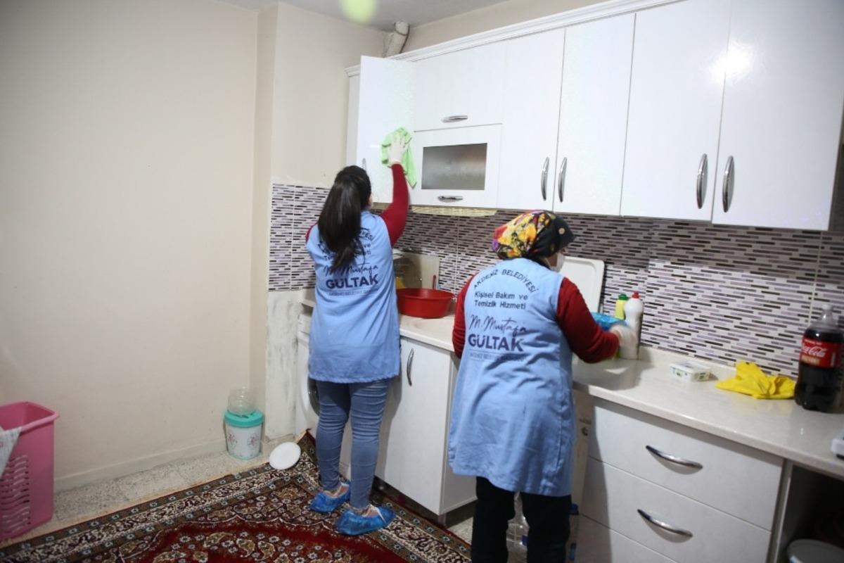 Akdeniz Belediyesi, evde bakım ve temizlik hizmetiyle y&uuml;zlerce kişiye ulaştı