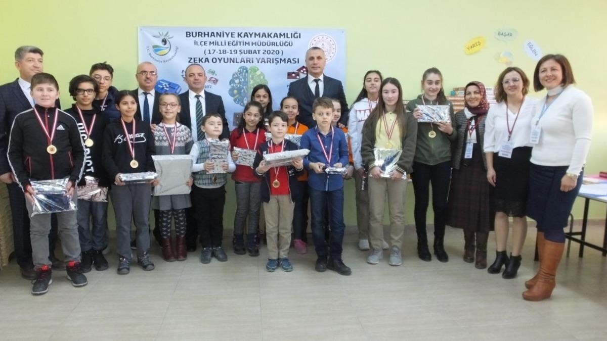 Kaymakam &ccedil;ocuklarla zeka oyunu oynadı