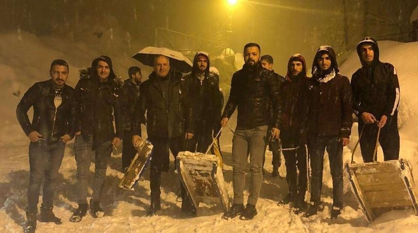 Mahalle yolunu piste çeviren gençlerden kızak keyfi