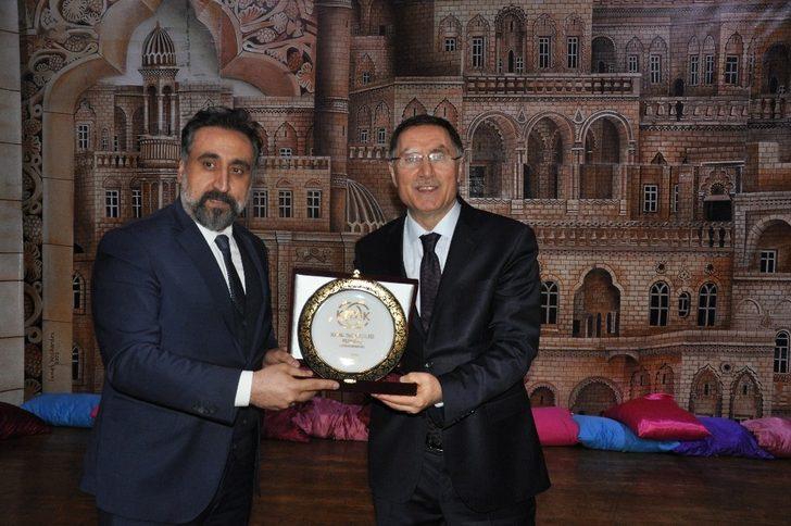 Artuklu Üniversitesi’nin bu haftaki konuğu Kamu Başdenetçisi Şeref Malkoç oldu G4