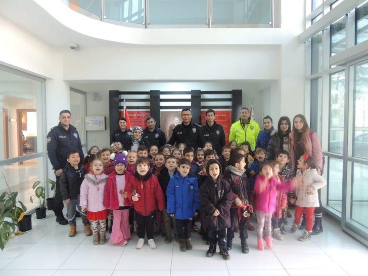 Anaokulu öğrencilerinden emniyet müdürlüğüne ziyaret G3