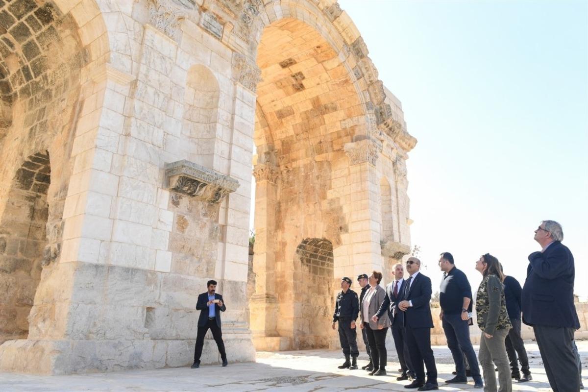Demirtaş: "Gelecek nesillere ışık tutacak her &ccedil;alışmayı destekleyeceğiz"