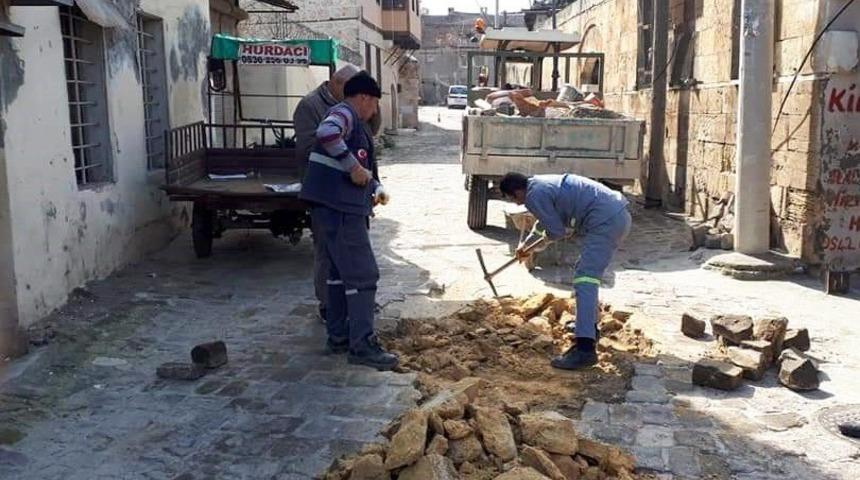 Tarsus&rsquo;ta bozulan yolların onarımı s&uuml;r&uuml;yor