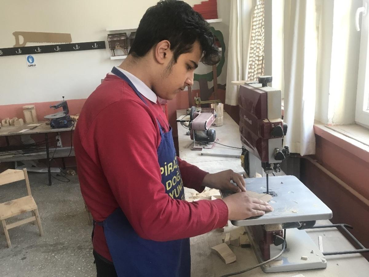 Ahşap, &ouml;ğrencilerin elinde sanata d&ouml;n&uuml;ş&uuml;yor