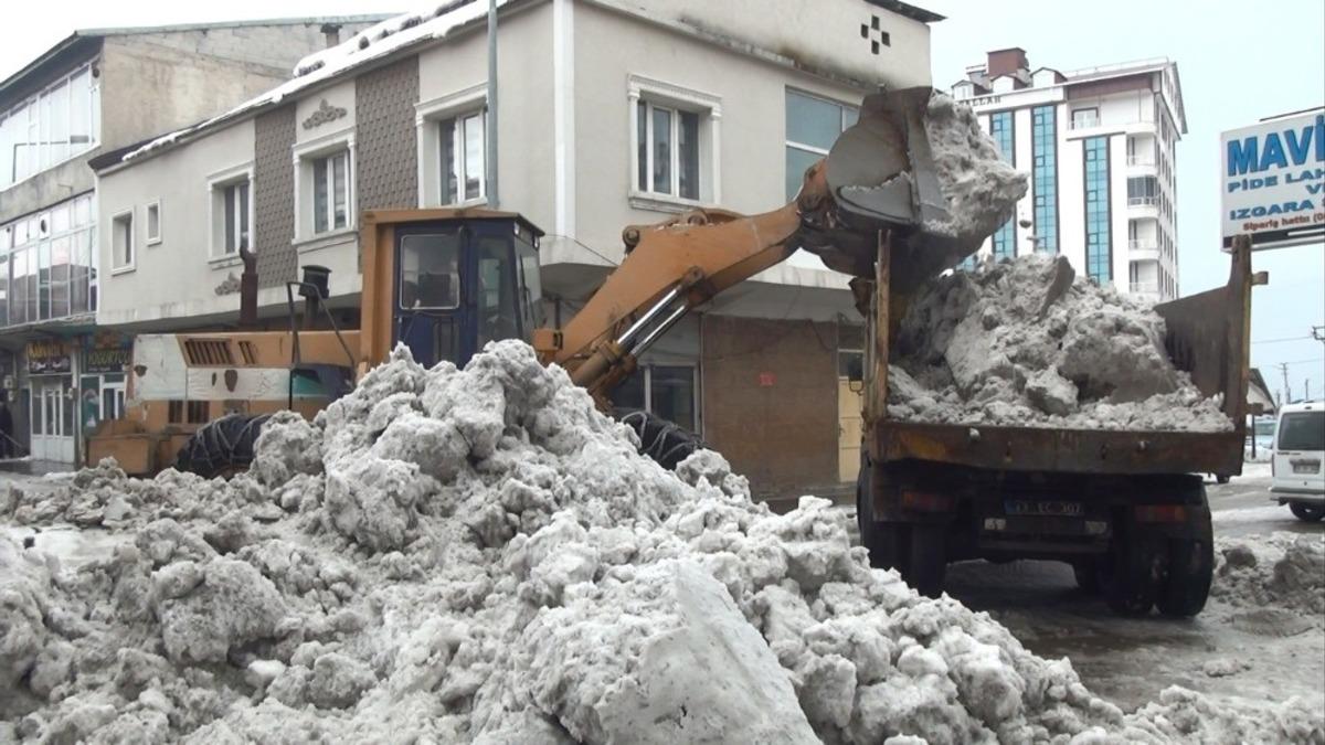 Ahlat&rsquo;ta 10 g&uuml;nde 600 kamyon kar şehir dışına taşındı