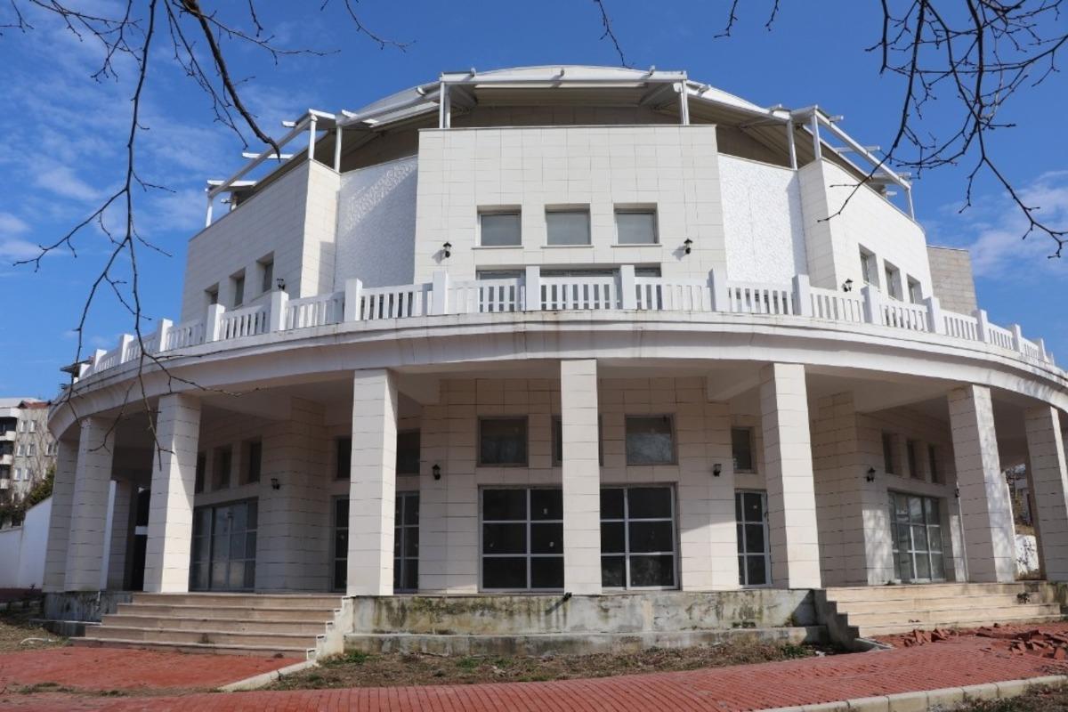 Belediye borcuna karşılık bina verdi