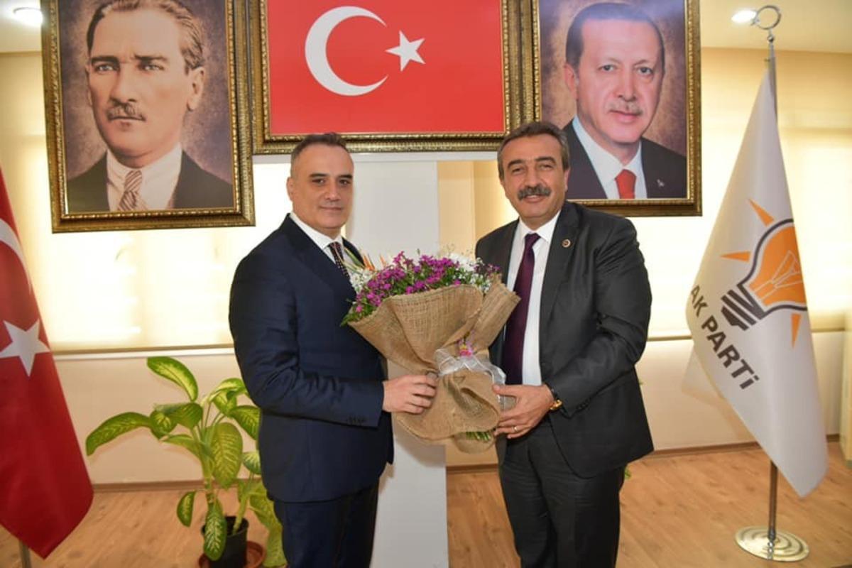 &Ccedil;etin: "Belediye başkanlığı siyaset değil hizmet makamıdır"