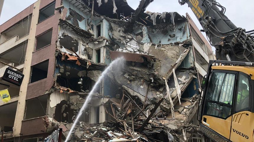 Bakırköy’deki 52 yıllık riskli apartman yıkılıyor