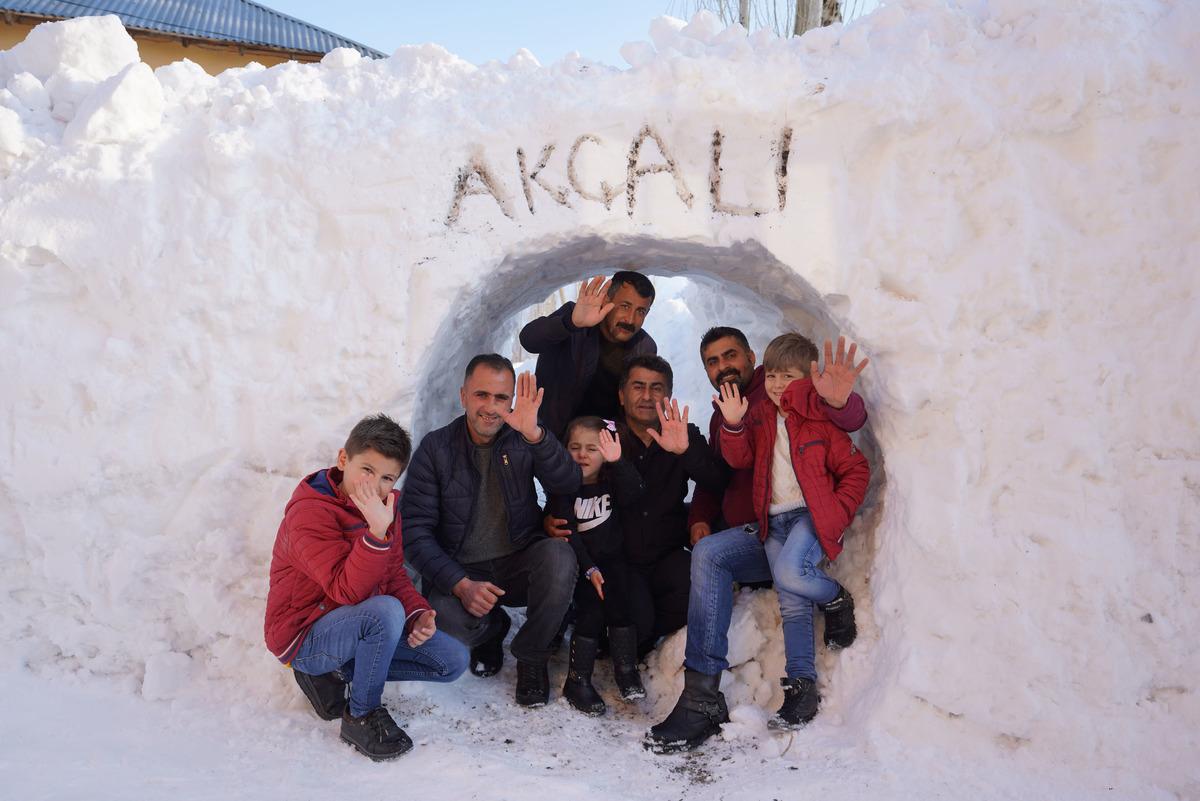 Y&uuml;ksekova'da vatandaşlar evlerine kar t&uuml;nellerinden girip &ccedil;ıkıyor!