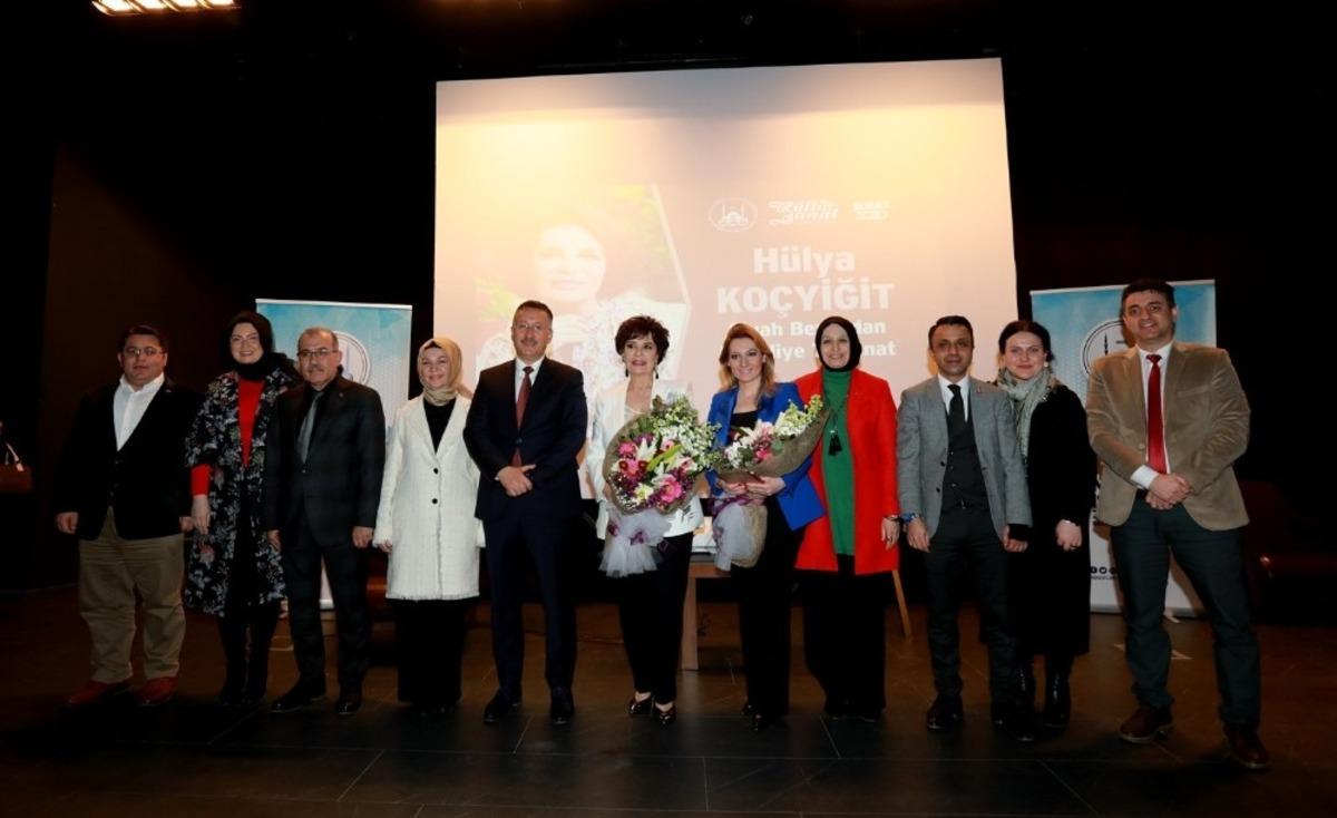 H&uuml;lya Ko&ccedil;yiğit sevenleri ile buluştu