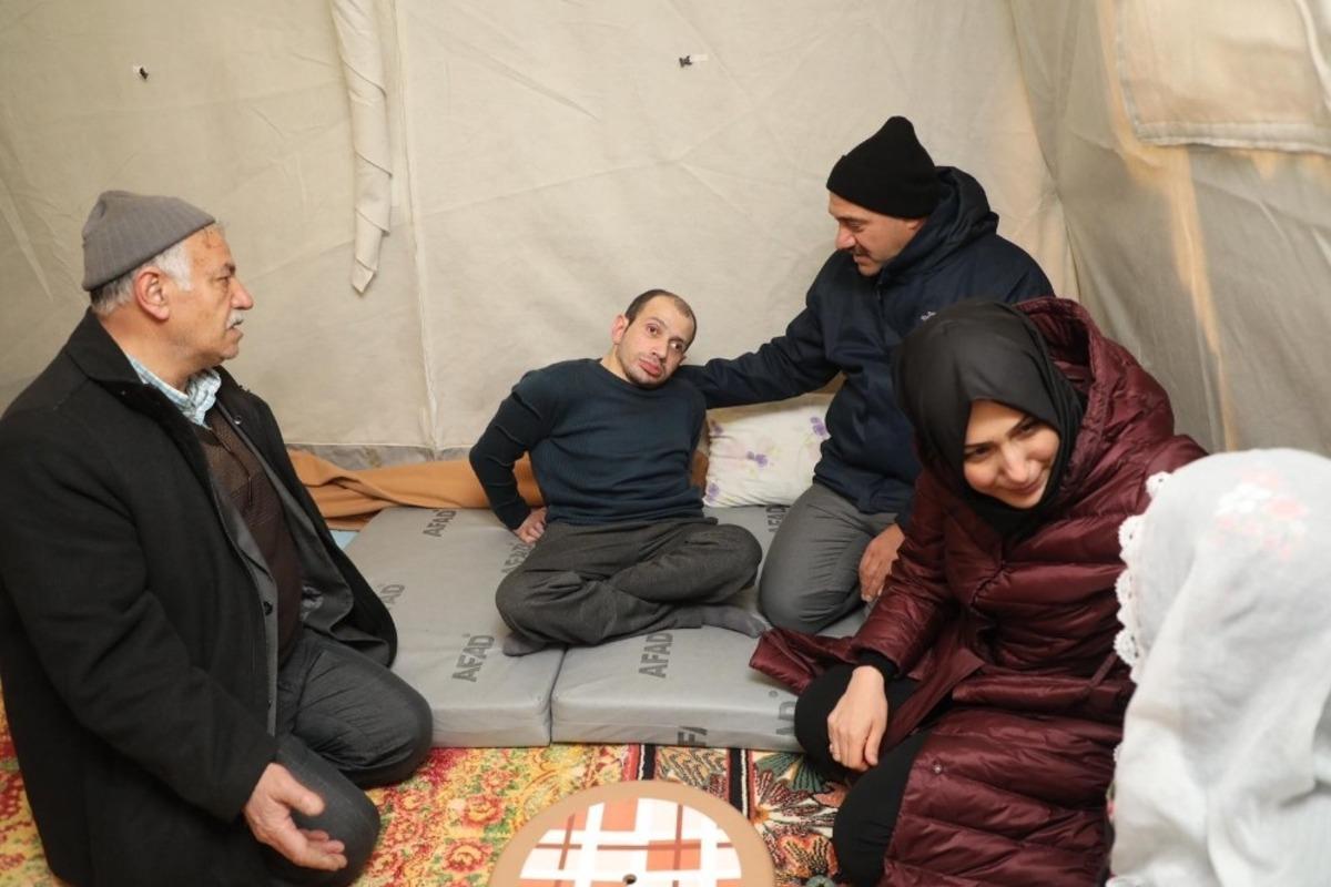 Kaldırım &ccedil;ifti, &ccedil;adırda kalan depremzedeleri ziyaret etti