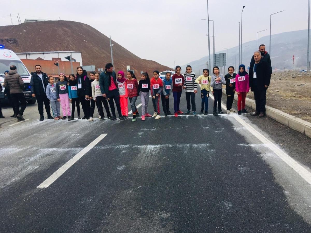 Iğdır&rsquo;da okullar arası Atletizm Yarışması d&uuml;zenlendi