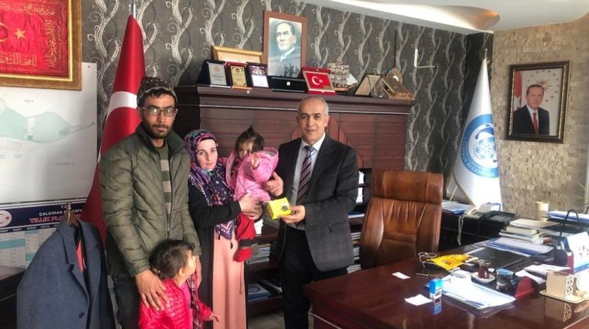 Başkan Ensari&rsquo;den minik kıza işitme cihazı