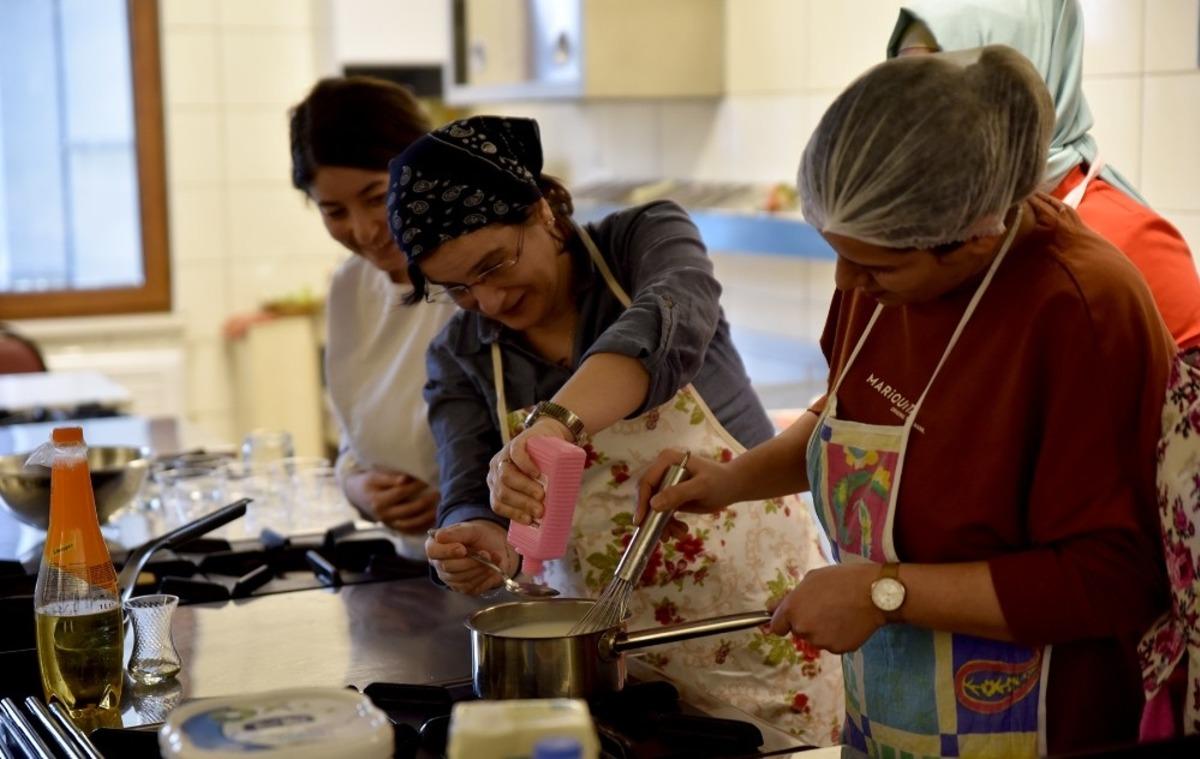 Kadınlar &lsquo;Mutfak At&ouml;lyesi&rsquo;nde h&uuml;nerlerini sergiliyor