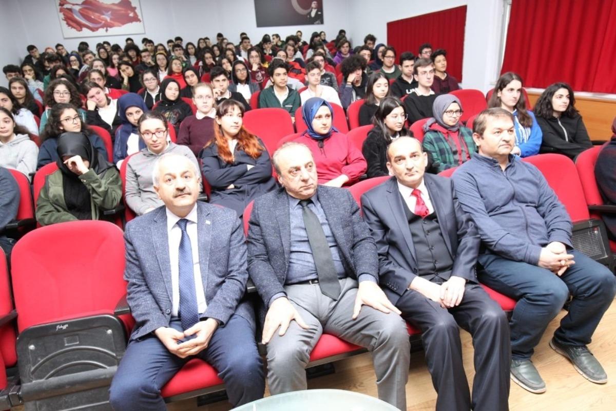 Başkan Kariyer G&uuml;n&uuml;&rsquo;nde gen&ccedil;lerin yanında