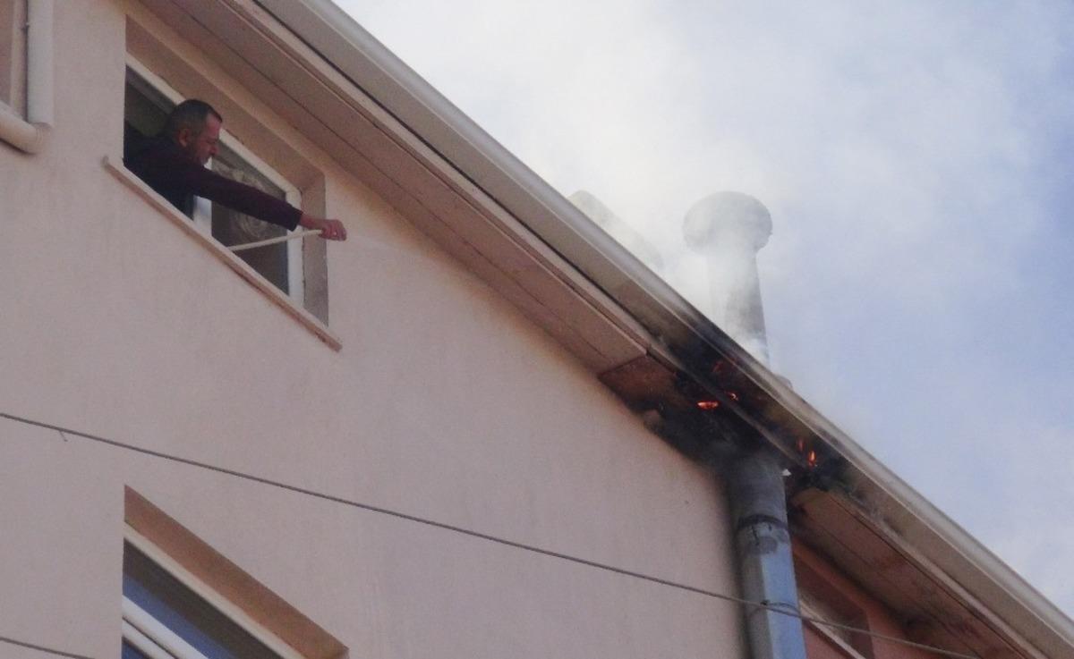 Bacadaki yangını hortumla su sıkıp s&ouml;nd&uuml;rmeye &ccedil;alıştı