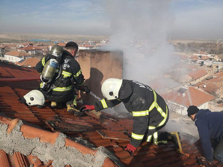 Bacadaki yangını hortumla su sıkıp söndürmeye çalıştı G2