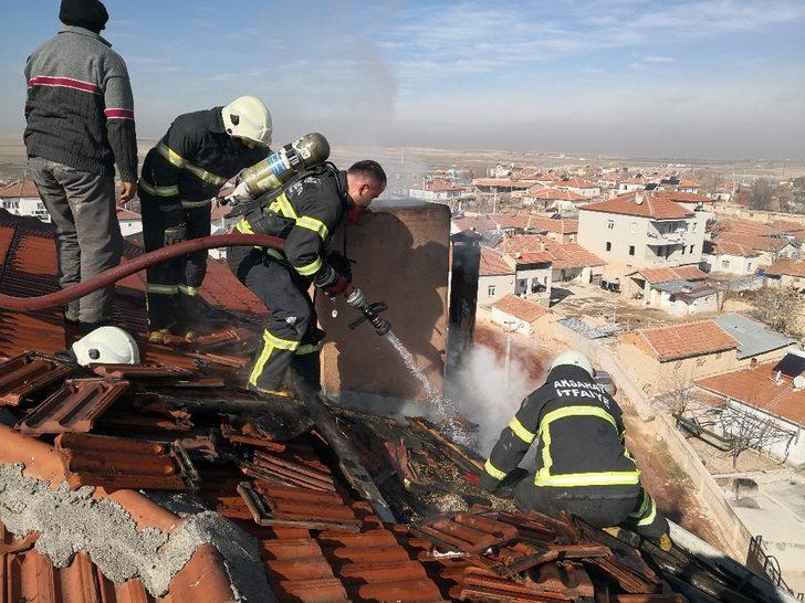 Bacadaki yangını hortumla su sıkıp söndürmeye çalıştı G3