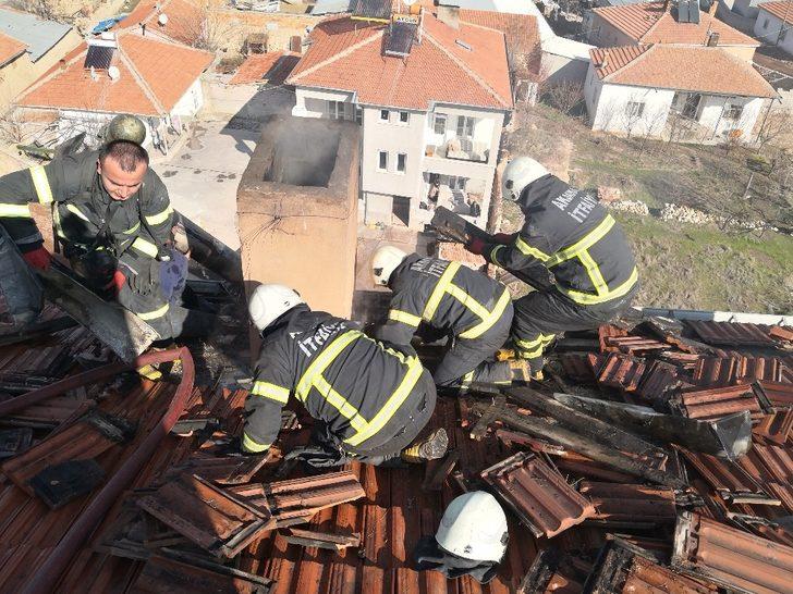 Bacadaki yangını hortumla su sıkıp söndürmeye çalıştı G4