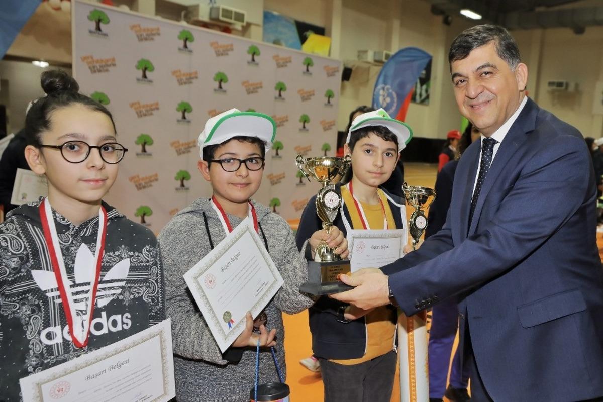 Satran&ccedil;ta şampiyon okullar kupalarını aldı