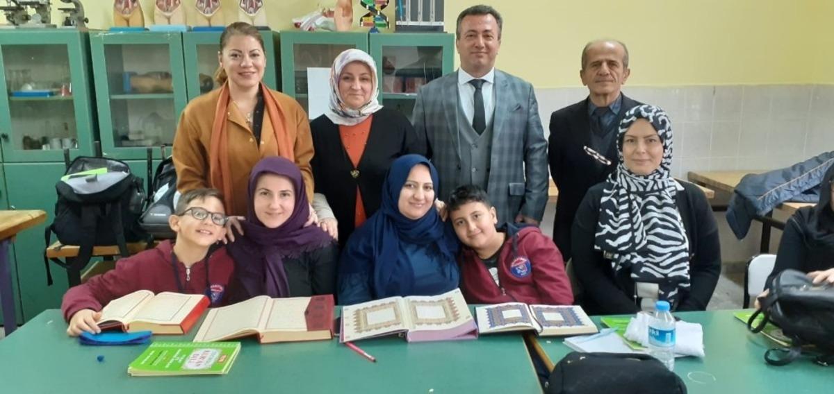 Anne ve oğul birlikte Kur&rsquo;an-ı Kerim &ouml;ğreniyor