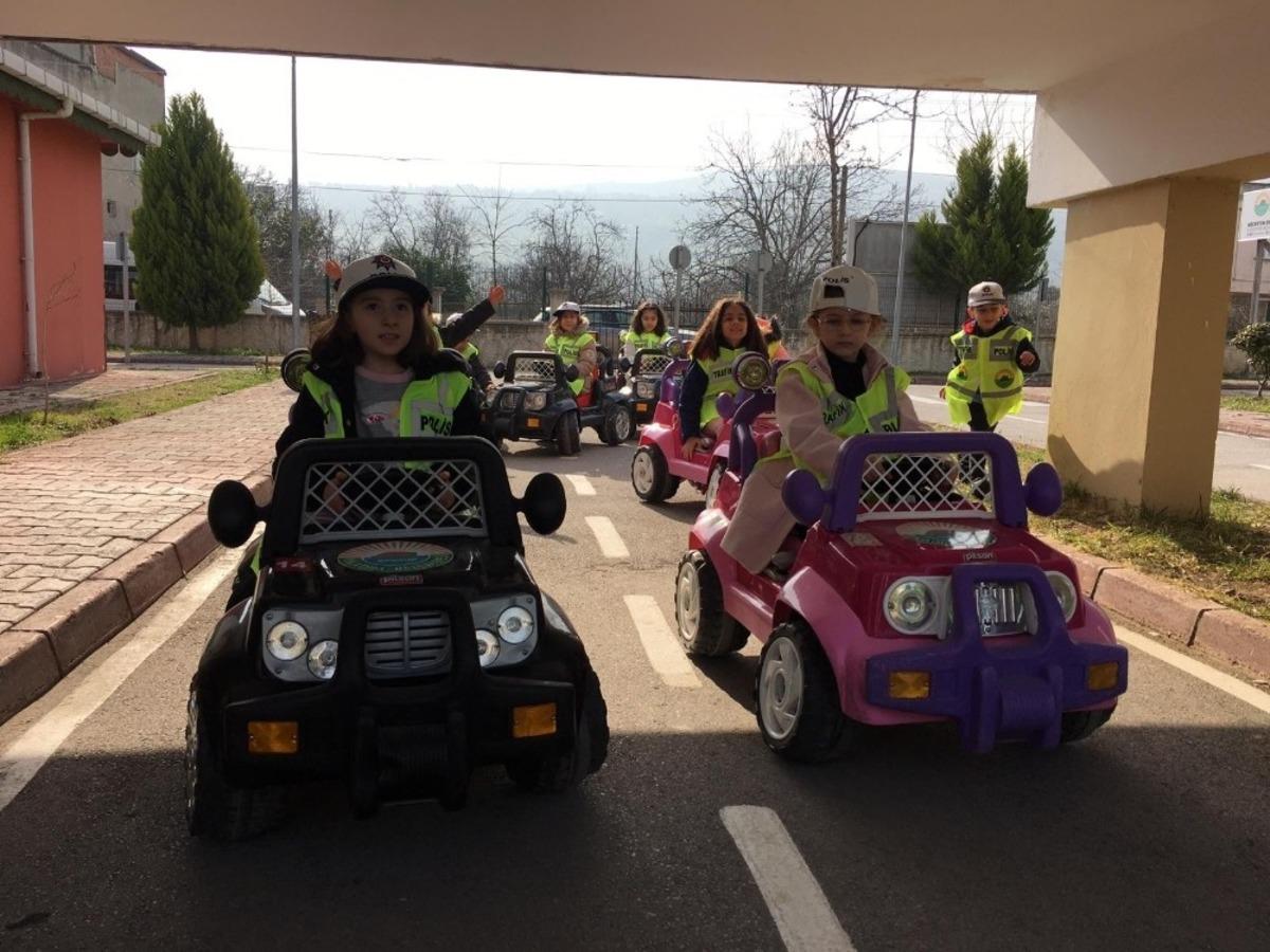 Minik s&uuml;r&uuml;c&uuml;ler hem eğleniyor hem &ouml;ğreniyor