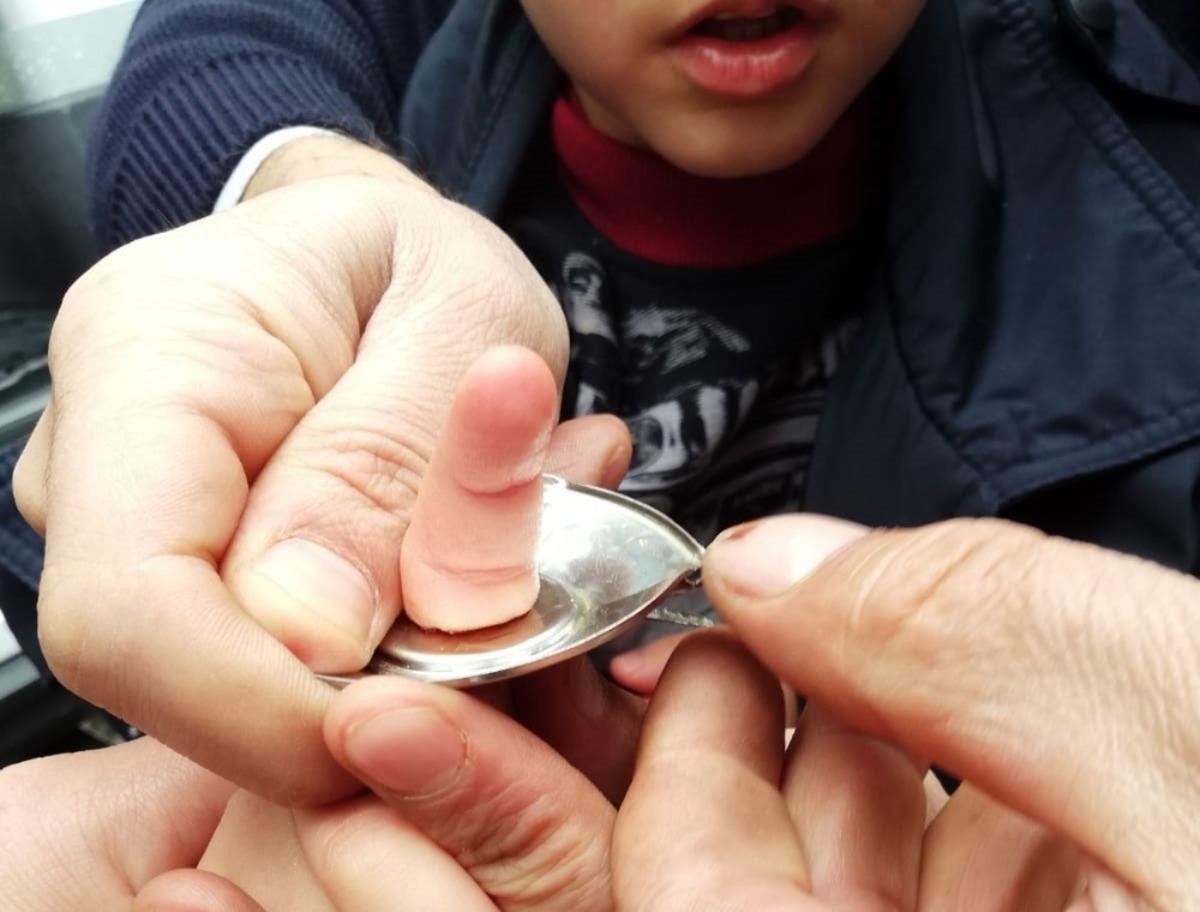 Parmağı su matarasına sıkışan &ccedil;ocuğu itfaiye ekipleri kurtardı