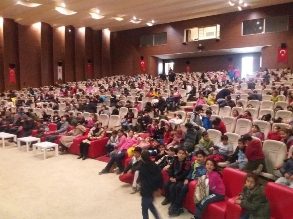 Başkan Kılın&ccedil;&rsquo;ın, miniklerle tiyatro keyfi