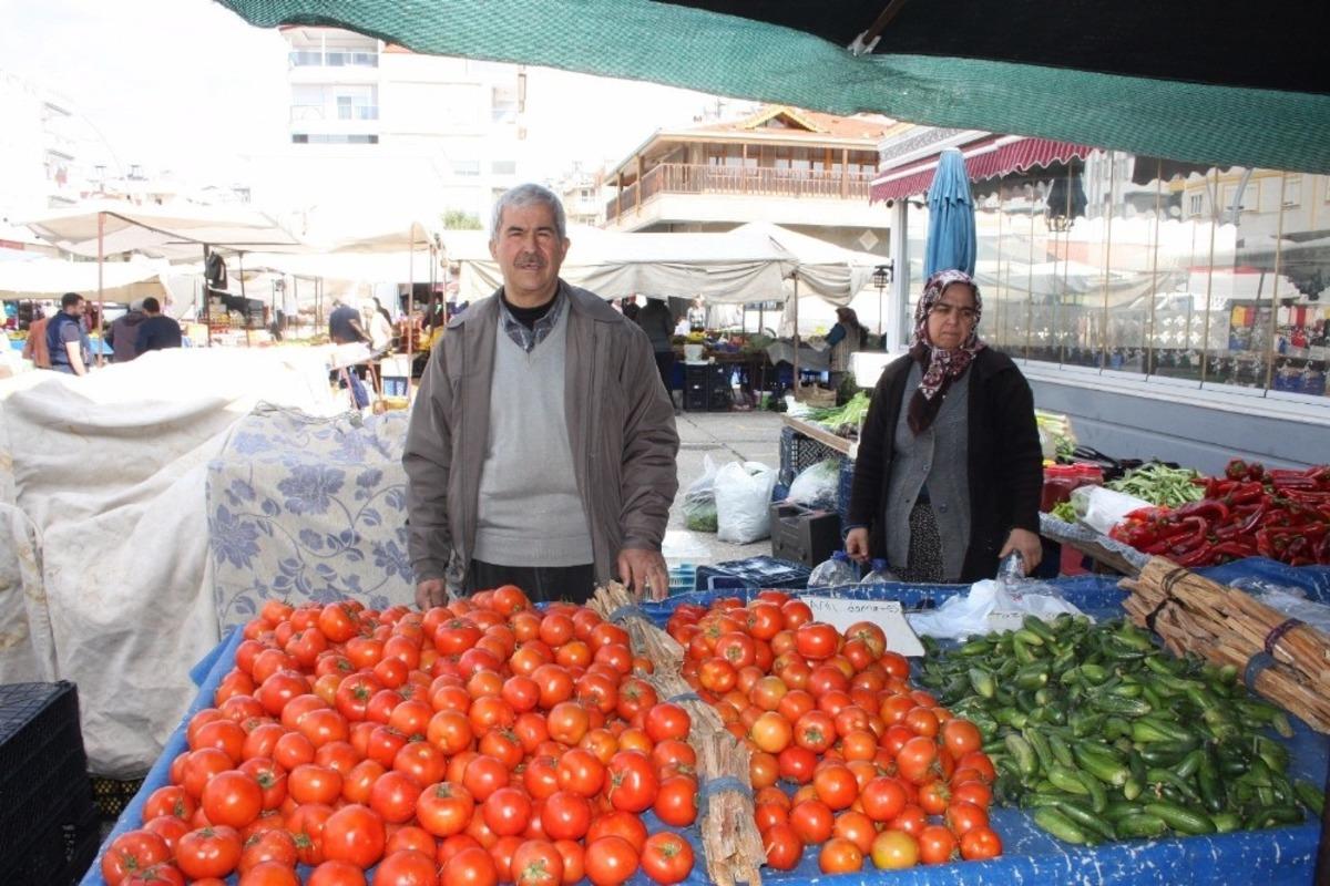 Pazar esnafının sebzelerini &ccedil;aldılar