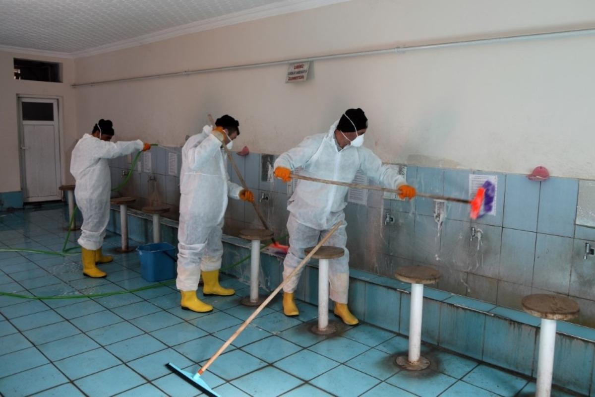 Belediye ekipleri camilerdeki tuvalet ve abdesthaneleri temizliyor