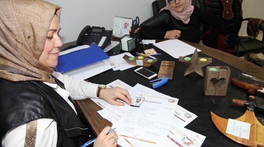 Başiskele&rsquo;de ev hanımlarının h&uuml;nerleri kazanca d&ouml;n&uuml;ş&uuml;yor