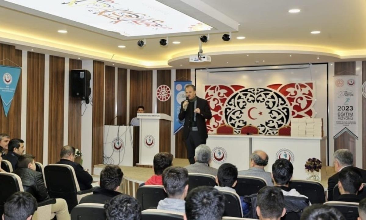 Başkan Kılın&ccedil;, lise &ouml;ğrencilerine kitap dağıttı