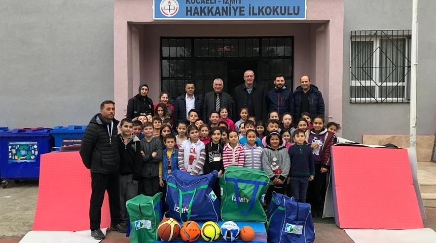 Hakkaniyeli &ccedil;ocuklara spor malzemesi dağıtıldı