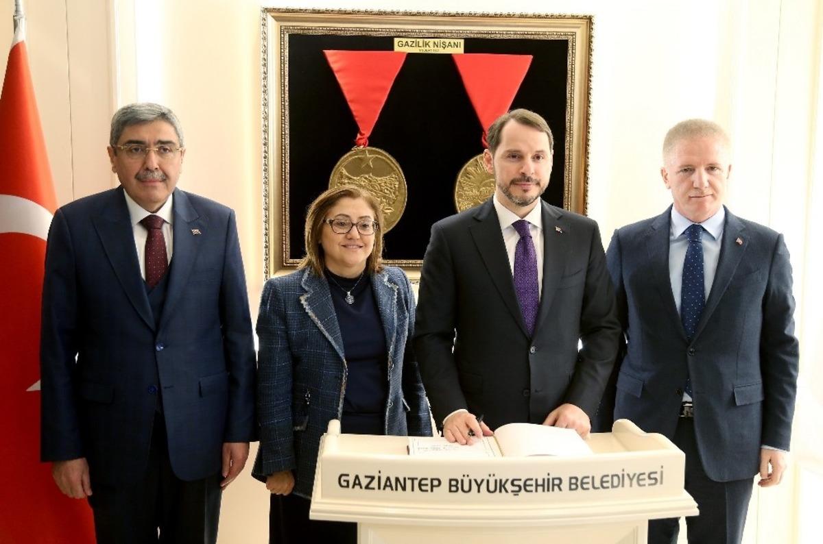 Bakan Albayrak Fatma Şahin&rsquo;i ziyaret etti