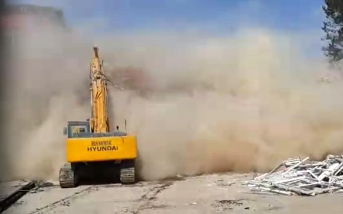 Depremin hasar verdiği okul, kontroll&uuml; olarak b&ouml;yle yıkıldı