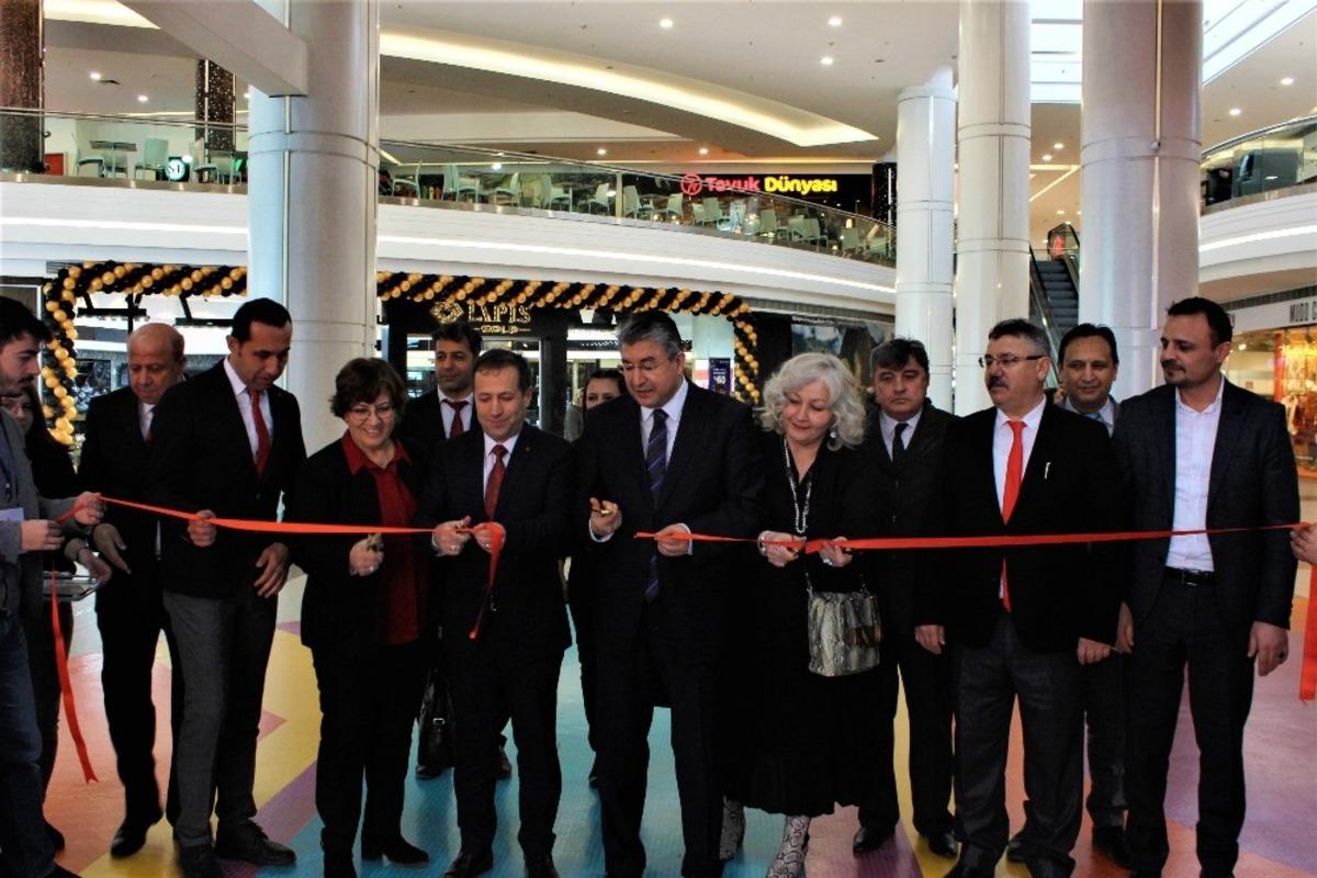 Tepebaşı Halk Eğitimi Merkezinin kursiyerlerinin sergisi a&ccedil;ıldı