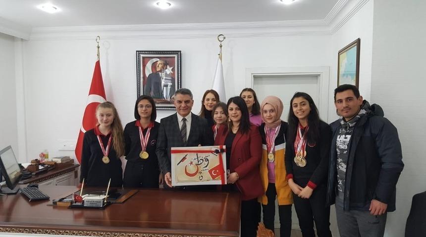 Başarılı sporculardan Kaymakam &Ouml;zkan&rsquo;a ziyaret