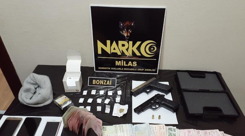 Milas&rsquo;ta uyuşturucu, silah ve para ele ge&ccedil;irildi