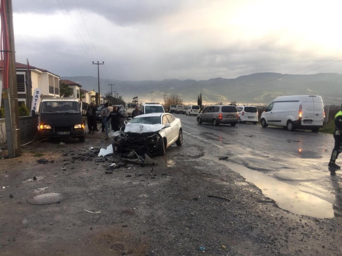 Kuşadası&rsquo;nda trafik kazası: 1&rsquo;i ağır 5 yaralı