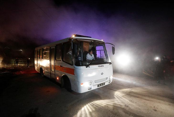 Vuhan'daki Ukraynalıların ülkelerine getirilişi protesto edildi: Otobüsleri taşladılar G3