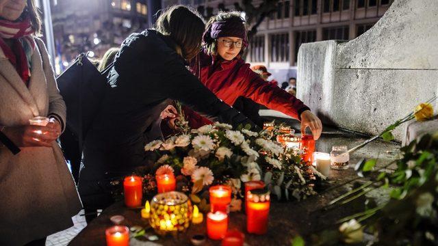 Frankfurt'da da Almanya'nın bir çok kentinde olduğu gibi ırkçı saldırıda yaşamını yitirenlerin anısına mumlar yakıldı ve saygı duruşu yapıldı