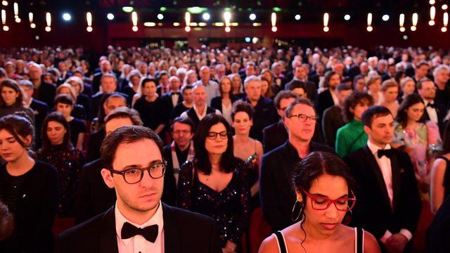 Berlin Uluslararası Film Festivali'nin açılışında ırkçı saldırıda ölenler için 1 dakikalık saygı duruşu yapıldı