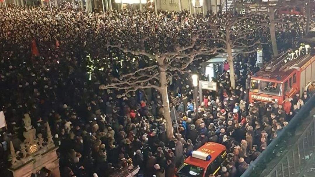 Hanau&rsquo;da binlerce kişi ırk&ccedil;ılığı lanetlemek i&ccedil;in g&ouml;steri d&uuml;zenledi