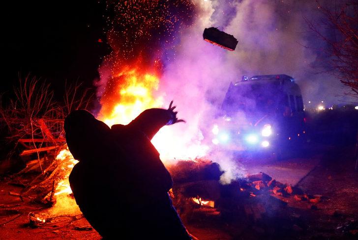 Vuhan'daki Ukraynalıların ülkelerine getirilişi protesto edildi: Otobüsleri taşladılar G4