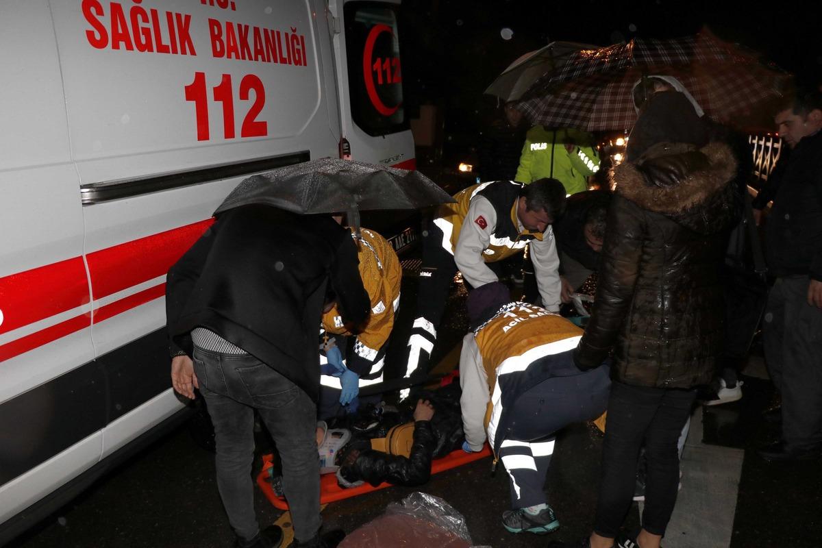 Yağmurlu havada motosikletten d&uuml;şen kadının başında şemsiyeyle beklediler