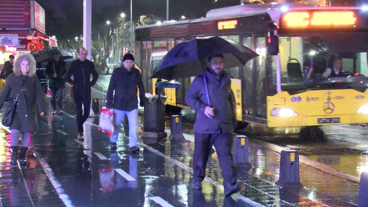 İstanbul Anadolu Yakası'nda  sabah saatlerinde yağmur etkili oluyor
