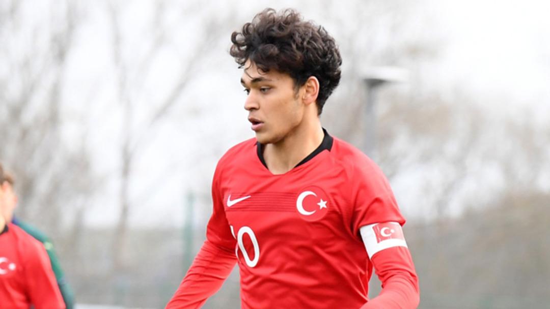 Derbi &ouml;ncesi Galatasaray'a transfer &ccedil;alımı! 