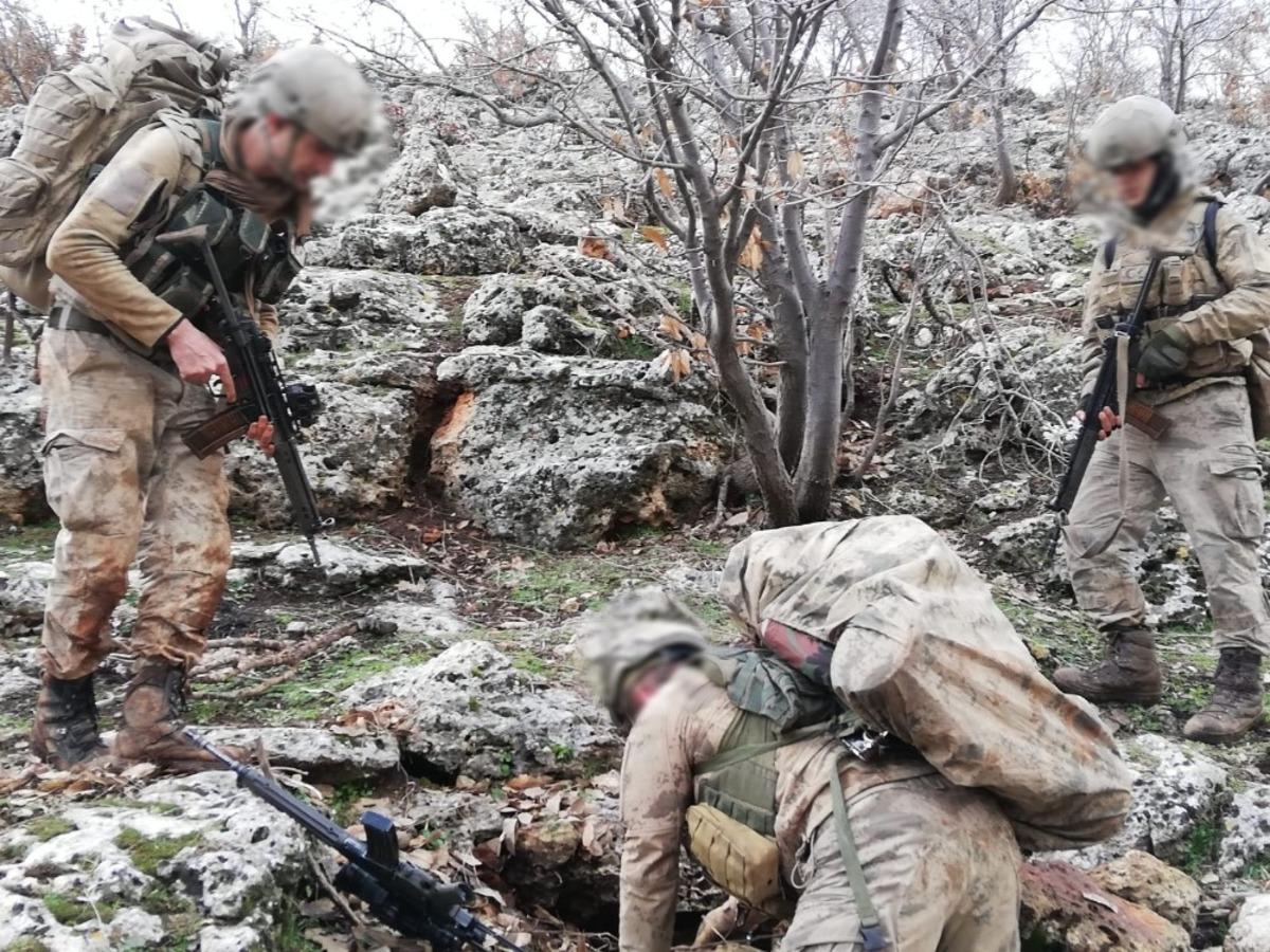 Mardin'de ter&ouml;ristlere ait sığınaklara şafak operasyonu