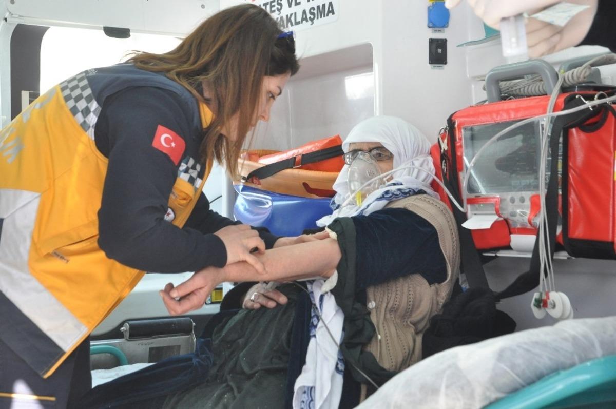 Kaldırımda y&uuml;r&uuml;yen kadının başına kar k&uuml;tlesi d&uuml;şt&uuml;