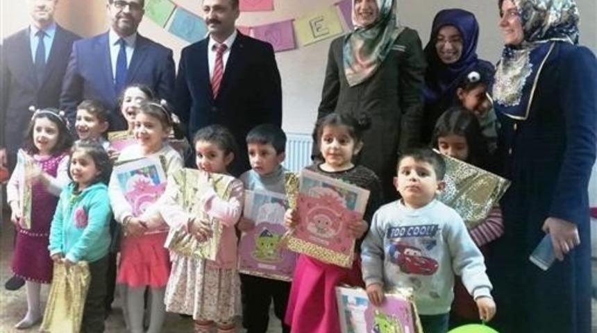 4-6 yaş grubu &ouml;ğrencilerinin ilk karne sevinci